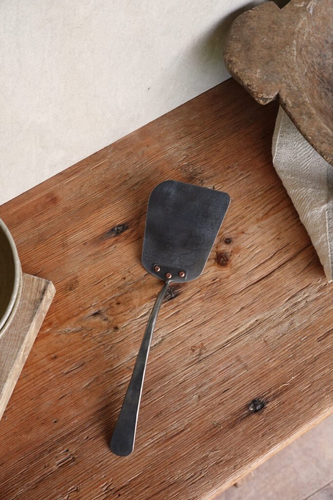 Spring steel spatula
